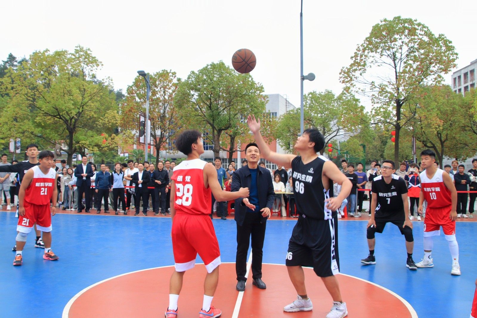 包含篮球比赛现场热情洋溢，球员实力抢眼的词条