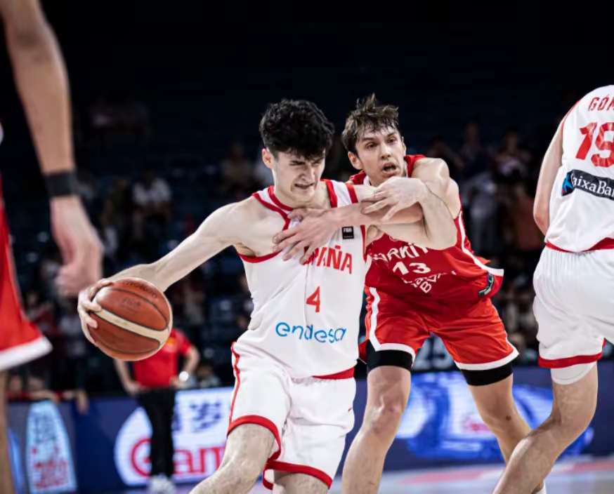 篮球团队合作出色，连胜引人注目