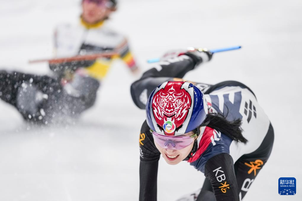 惊险战役：加拿大和韩国短道速滑选手激战