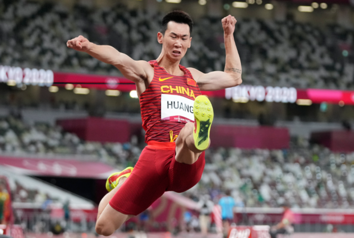 希腊选手场上奋力拼搏,获得好成绩 希腊选手场上奋力拼搏,获得好成绩